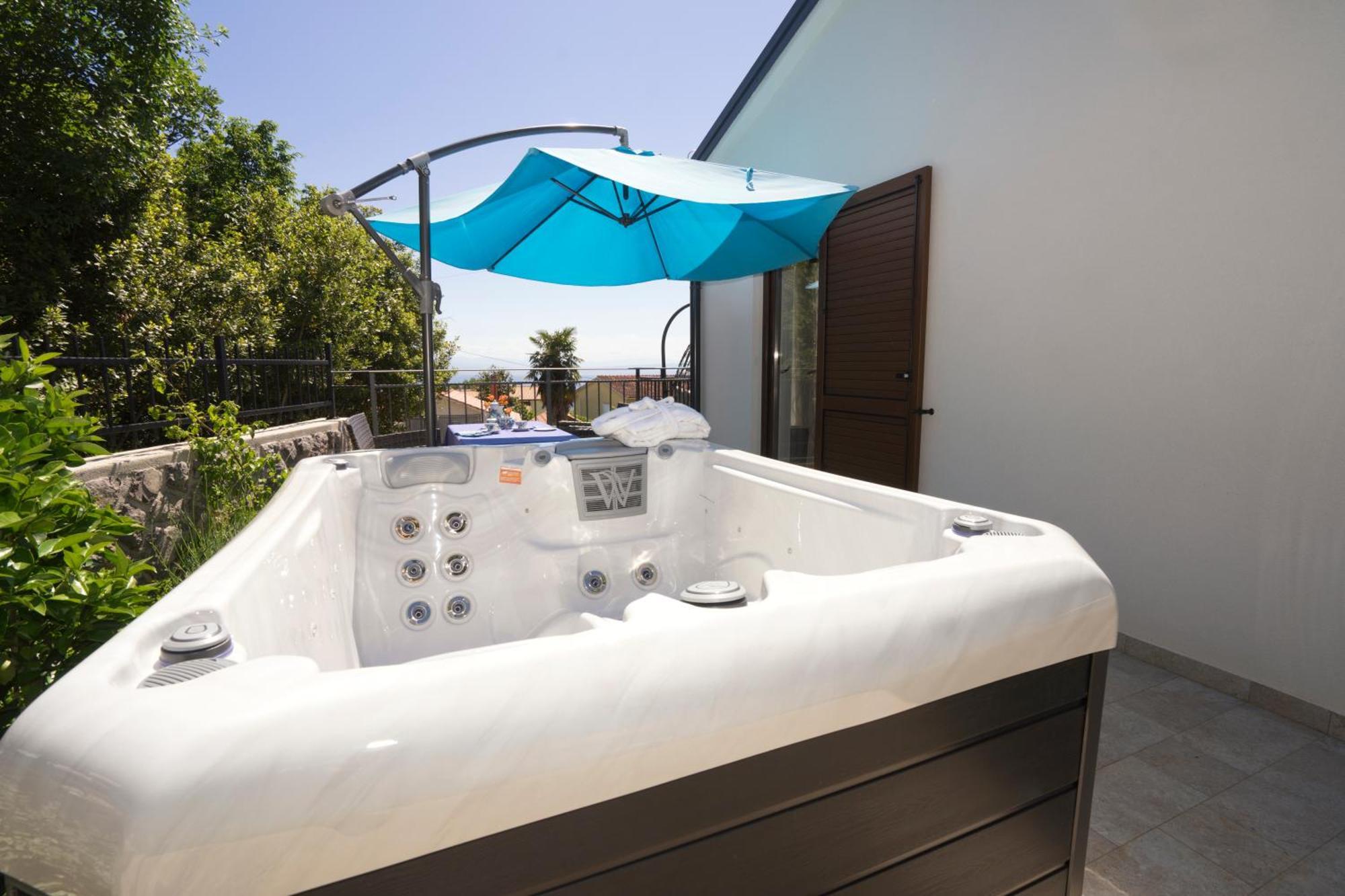 Apartment Riviera Blue With Seaview, Private Whirlpools And Parking Near Opatija *